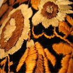 coussin velours noir broderie ancienne decor floral jaune detail bulgarie